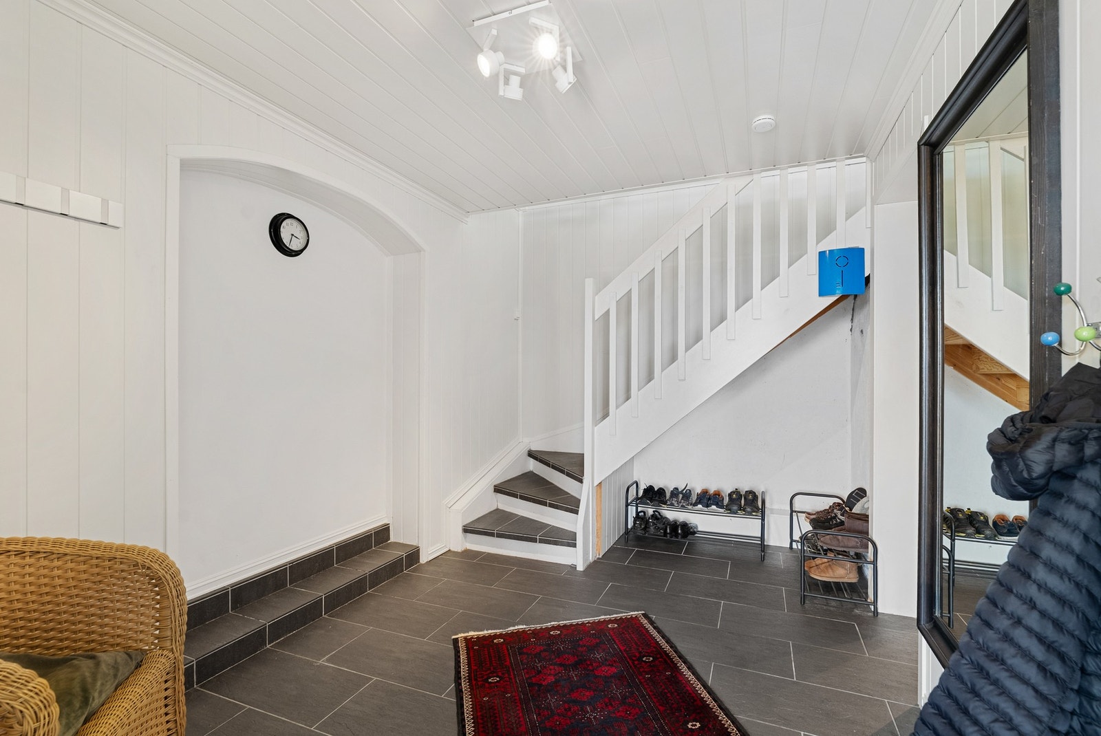 Romslig entré med god plass til yttertøy og sko. Galleribilde