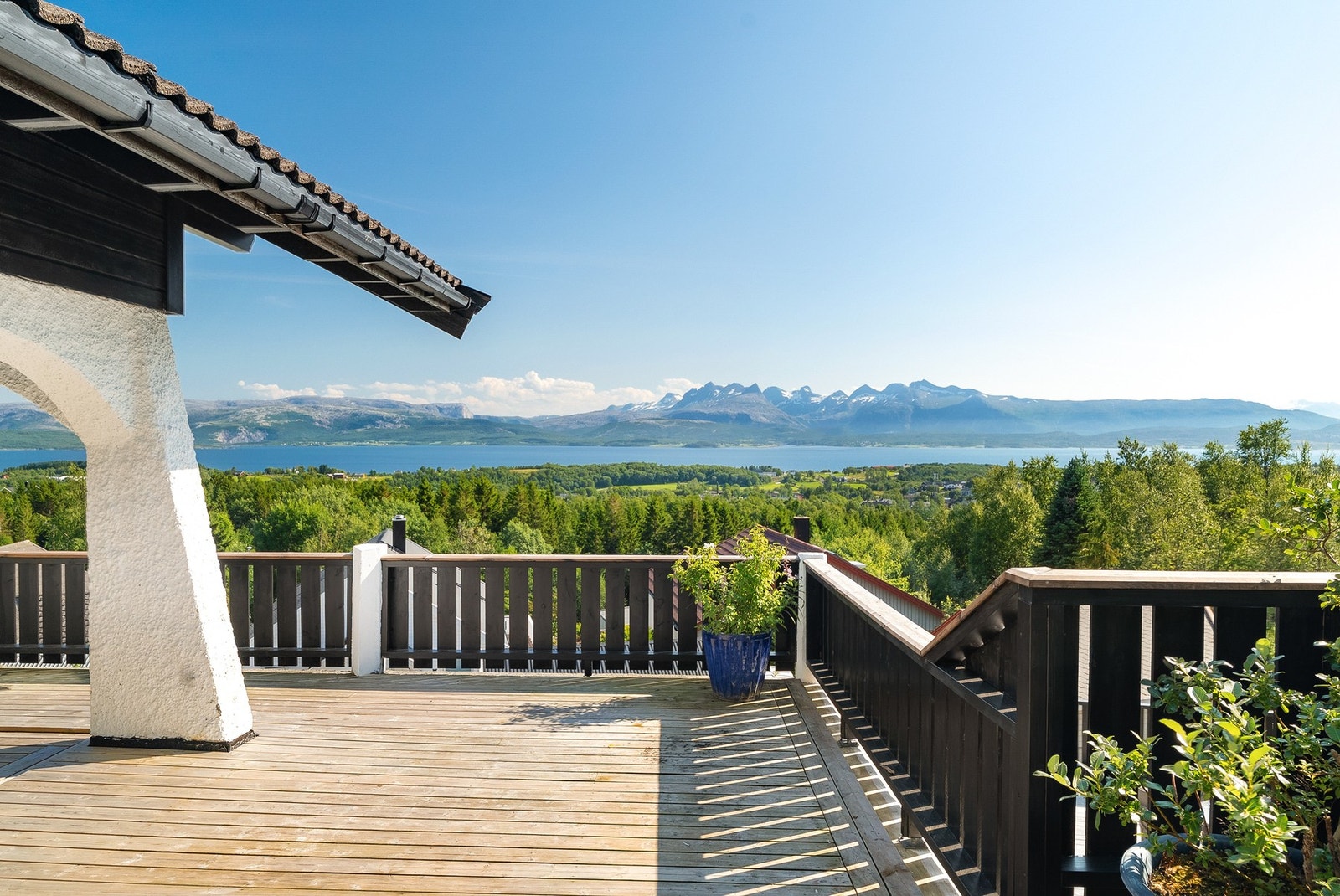 Opparbeidet terrasseområder på hele ca.130 kvm. Galleribilde