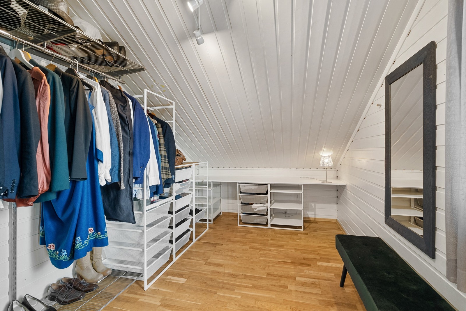 Walk-in closet i tilknytni ng soverommet. Galleribilde