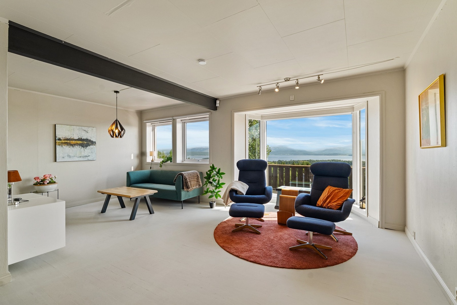 Romslig stue med gode møbleringsmuligheter. Galleribilde