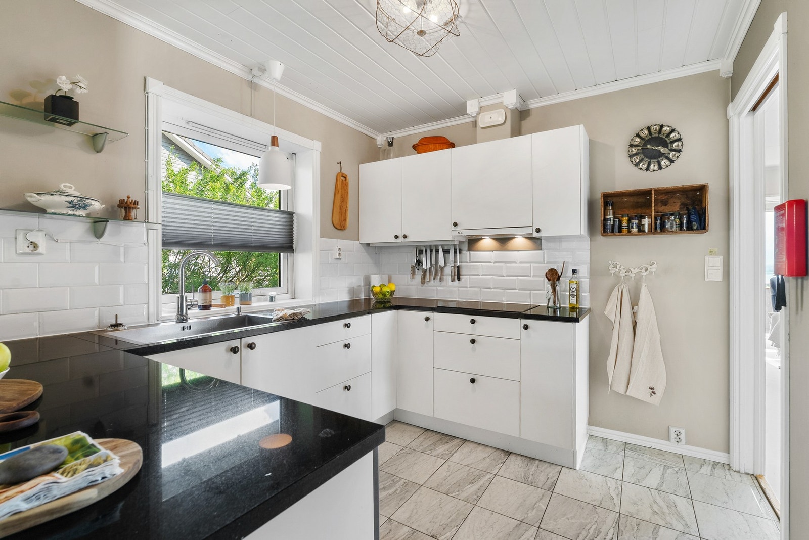 Kjøkkenet er utstyrt med integrert stekeovn, kombiovn, platetopp og opplegg for oppvaskmaskin. Galleribilde