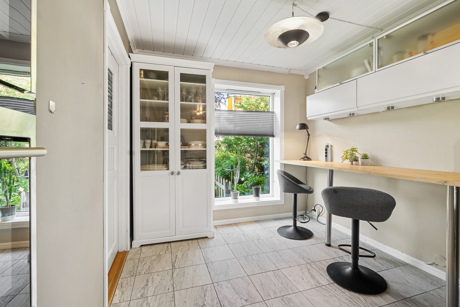 Trivelig sittegruppe ved kjøkken. Delen kan fint benyttes som spisestue ved behov. Praktisk skapløsning på vegg. Galleribilde