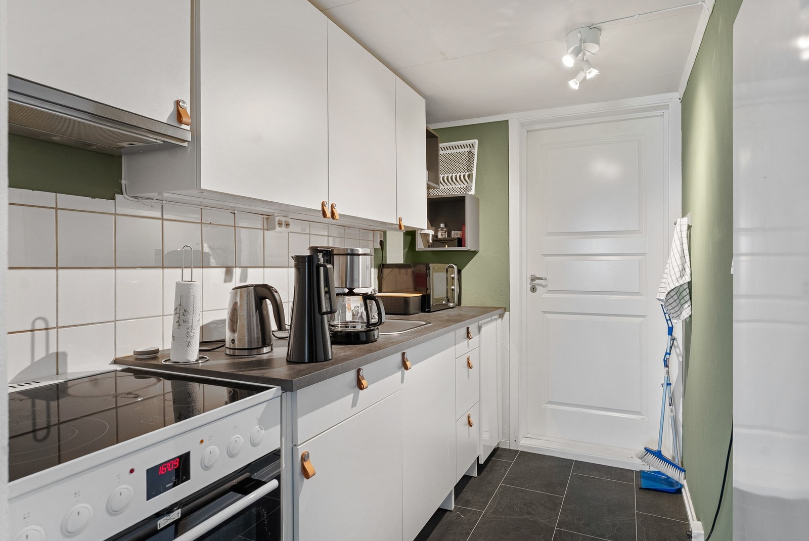 Lyst kjøkken i utleiedel. Galleribilde