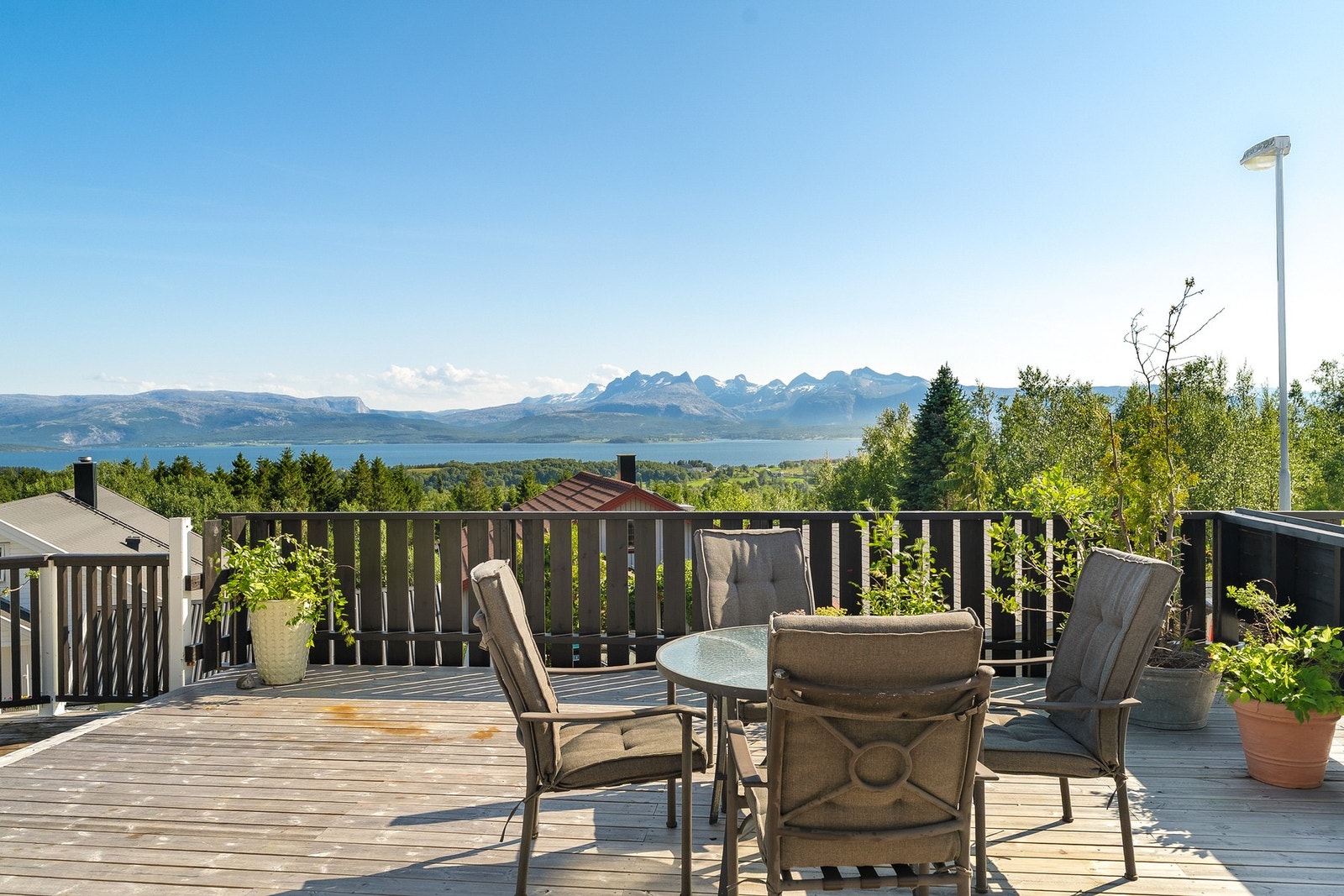 Utsikten kan nytes fra terrassene og fra alle etasjer i boligen! Galleribilde