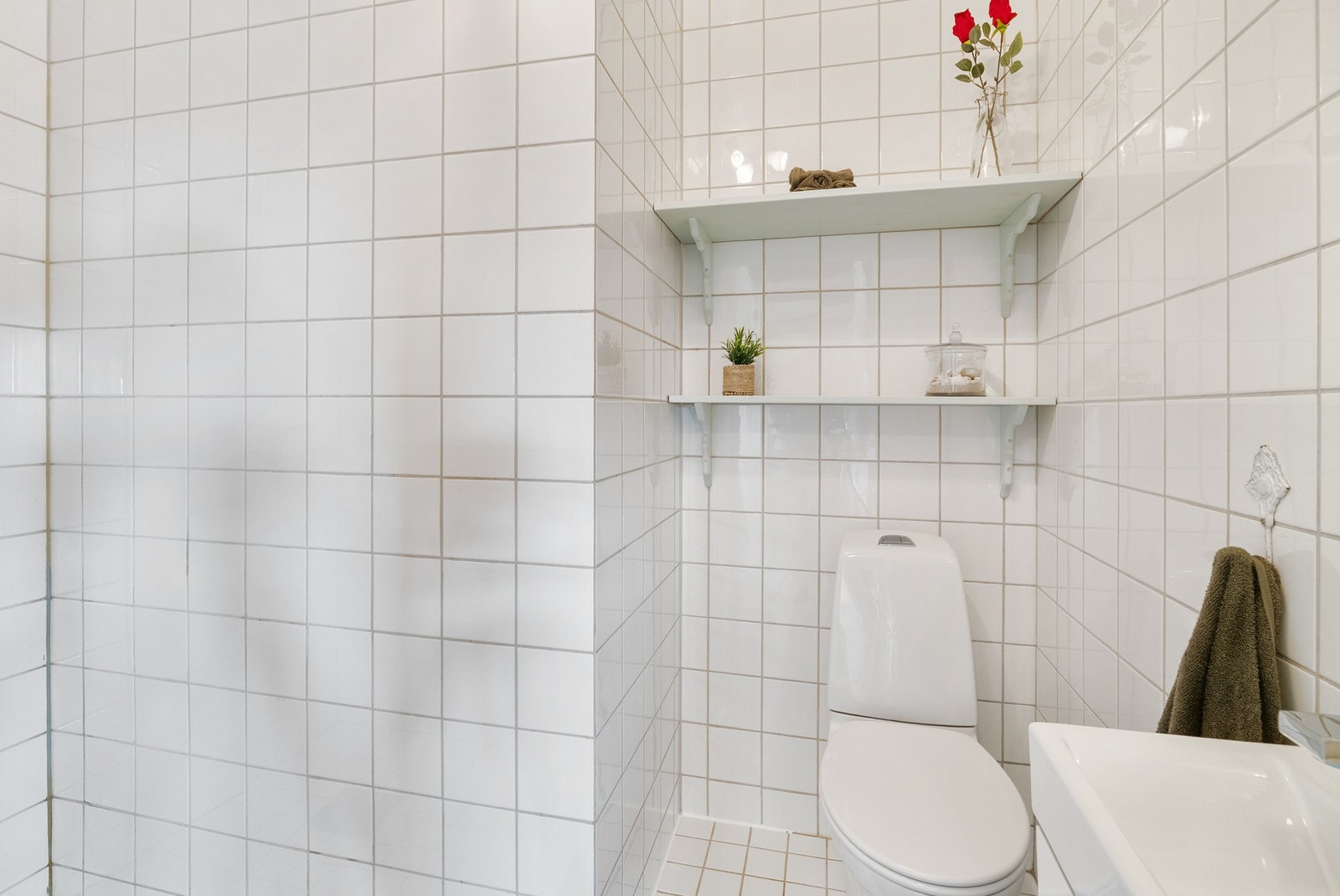 Flislagt bad i 2.etasje med servant, dusj og toalett. Galleribilde