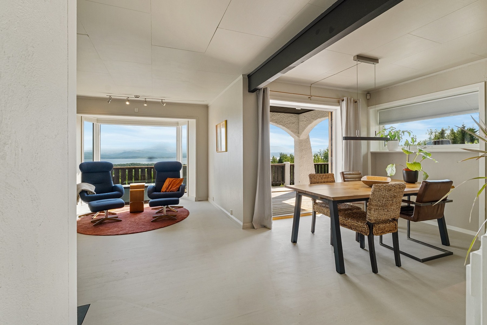 Utgang til terrasse fra spisestuen. Galleribilde