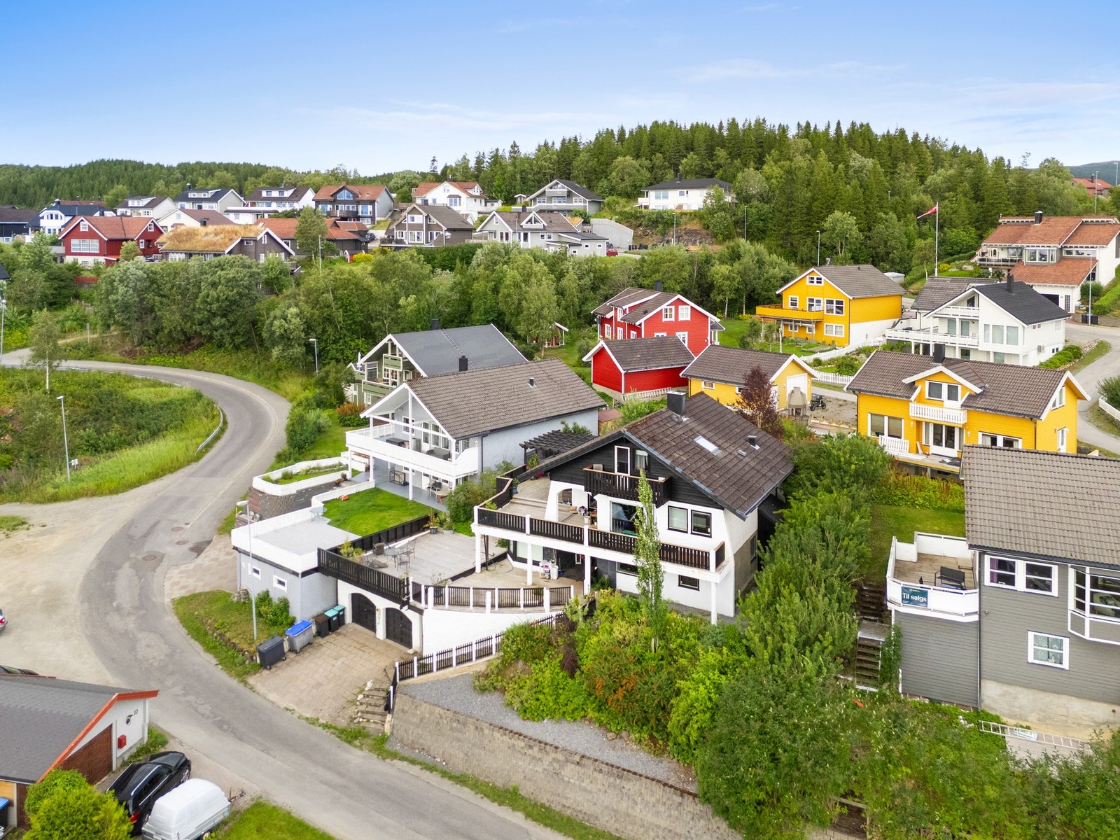 Velkommen til Bjørnehiet 11! Romslig enebolig med dobbelgarasje, meget gode leieinntekter og nydelig utsikt. (Foto: LEEL Media) Galleribilde
