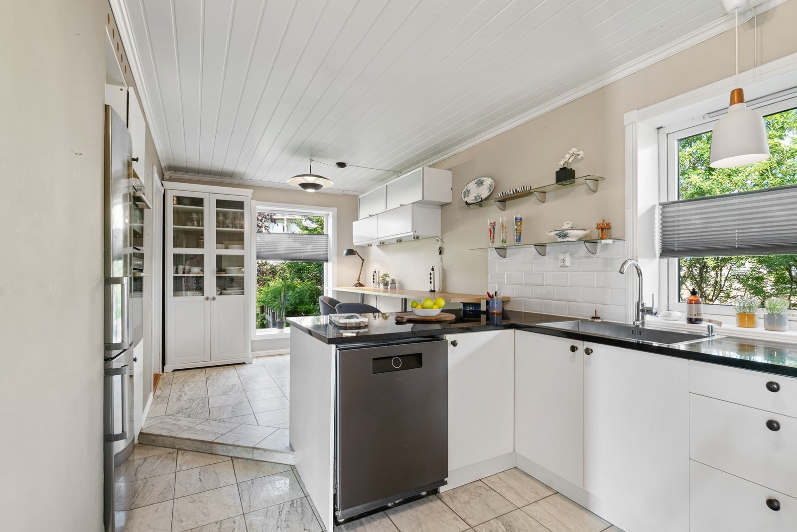 Kjøkkenhalvøy gir ekstra benkeplass. Galleribilde