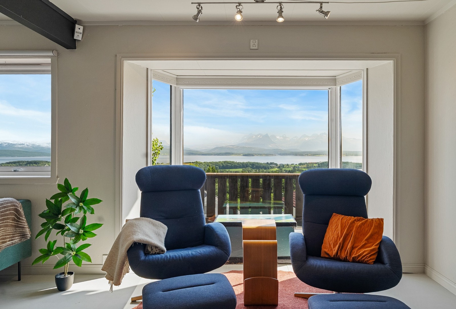Store vindu som slipper inn godt med naturlig lys i rommet og muligheter for å nyte den flotte utsikten. Galleribilde