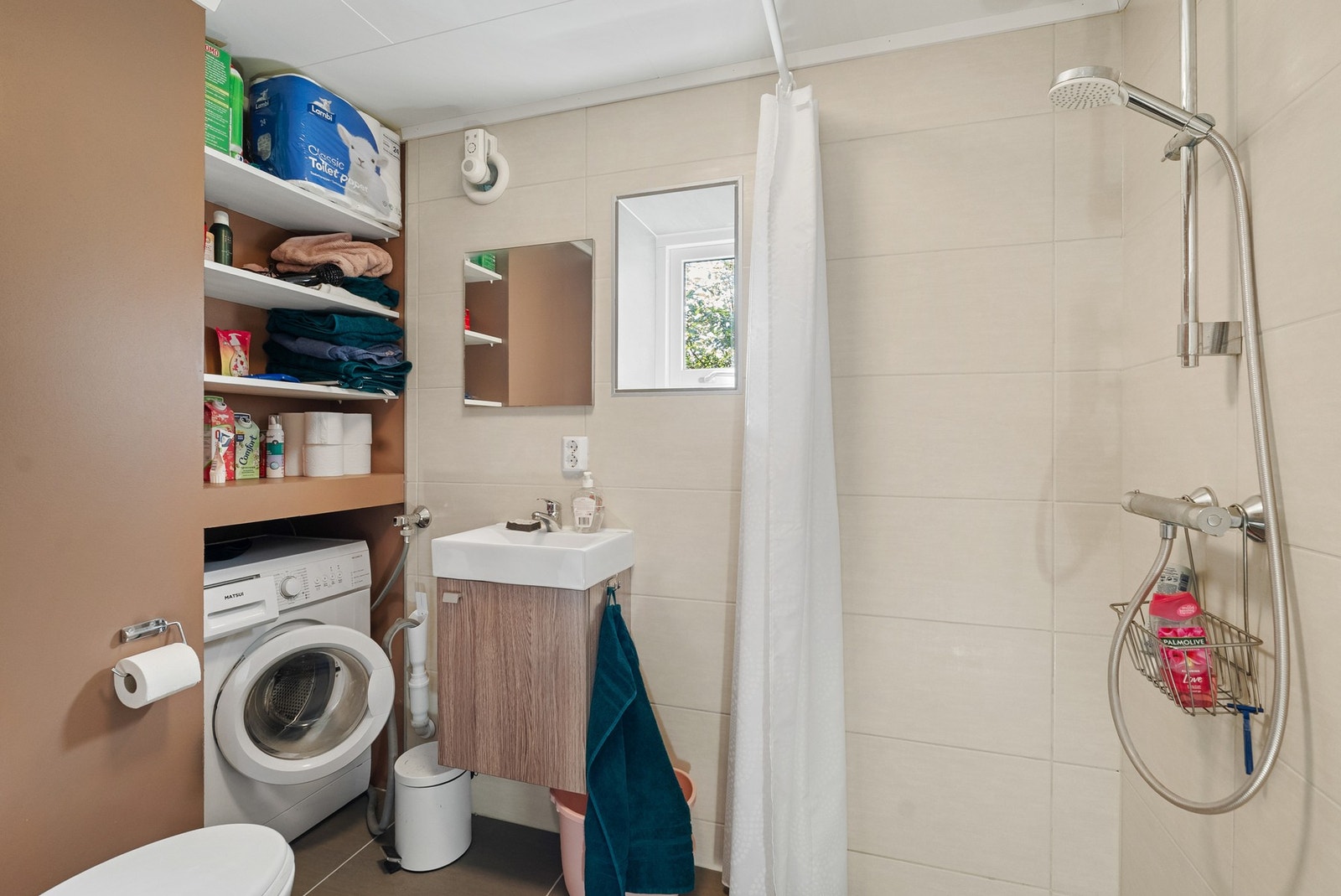 Bad i hybel. Galleribilde