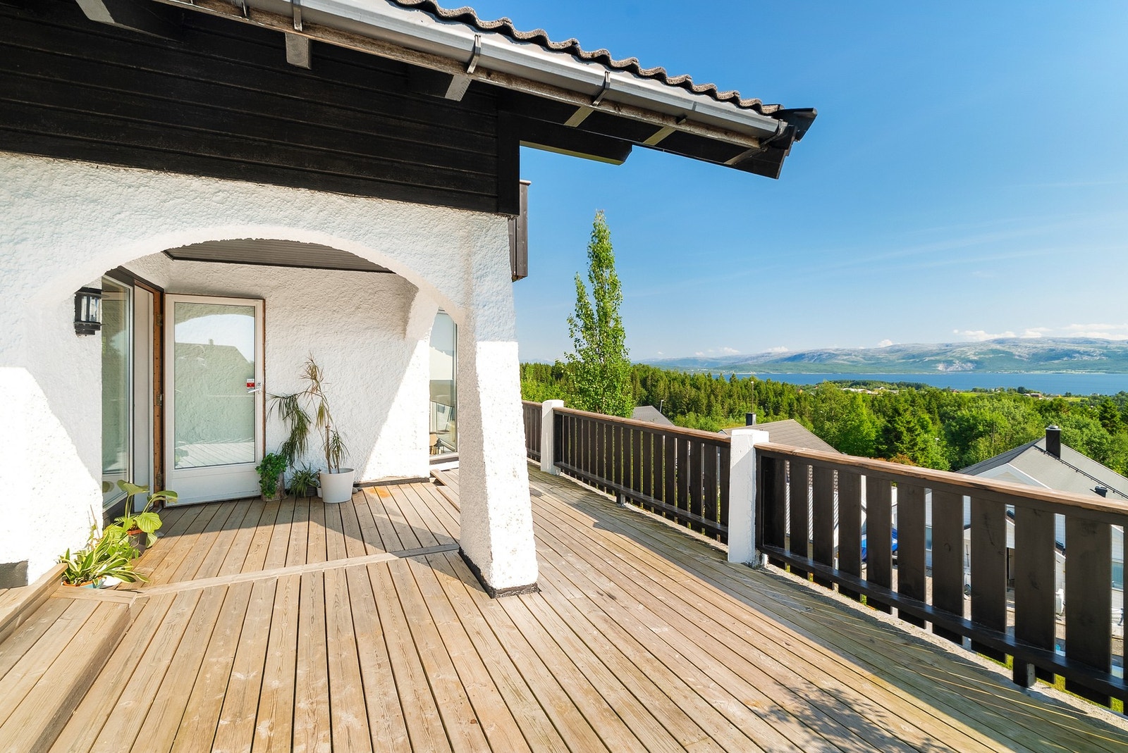 Første del av terrassen er takoverbygd, hvor man kan hygge seg på regnfylte dager. Galleribilde