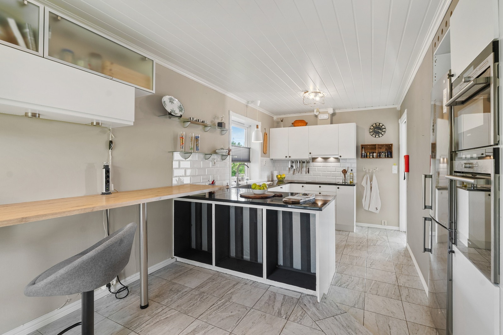 Spisestuen er praktisk opparbeidet med barløsning, som kan benyttes som spiseplass, kontor/lekseplass el. Galleribilde