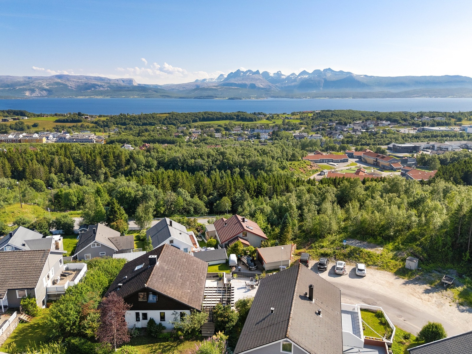 Boligen har nærhet av skole, barnehager, gode bussforbindelser og flott turterreng. Galleribilde