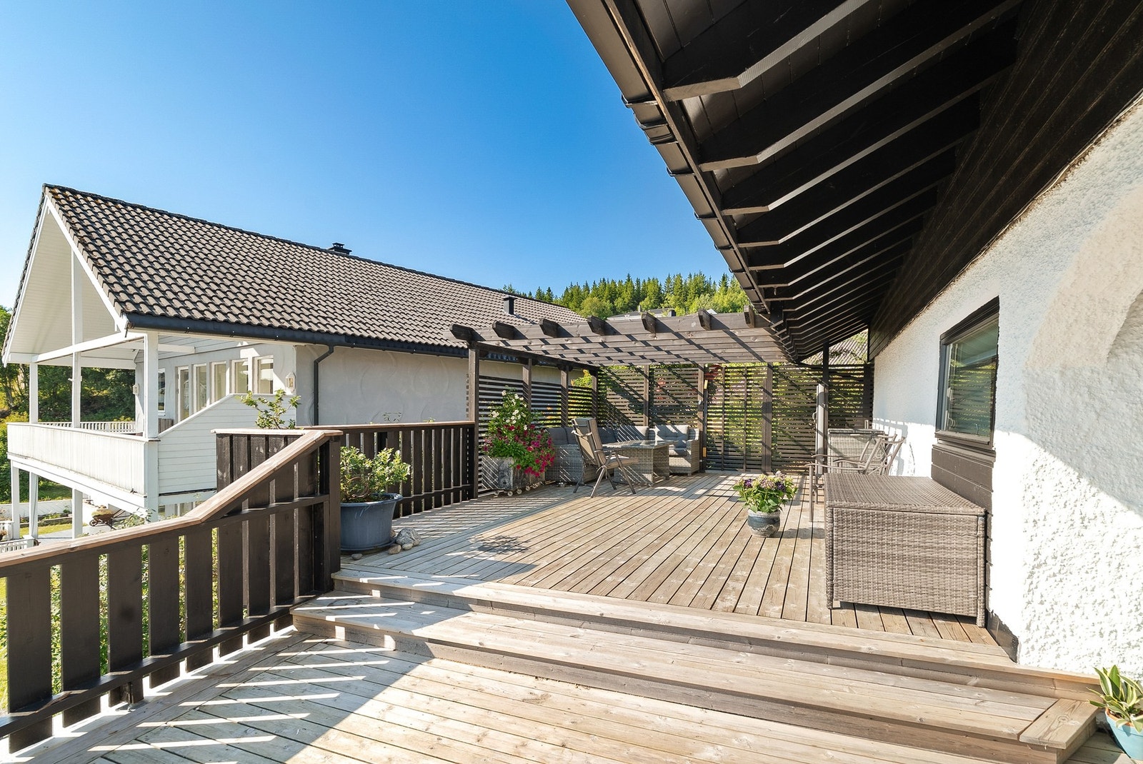 Romslig terrasse med god plass til møblering. Galleribilde