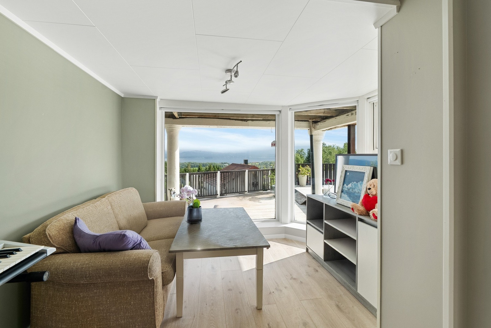 Hybelen er betydelig renovert i nyere tid. (Det må monteres dør inn til hovedenhet) Galleribilde