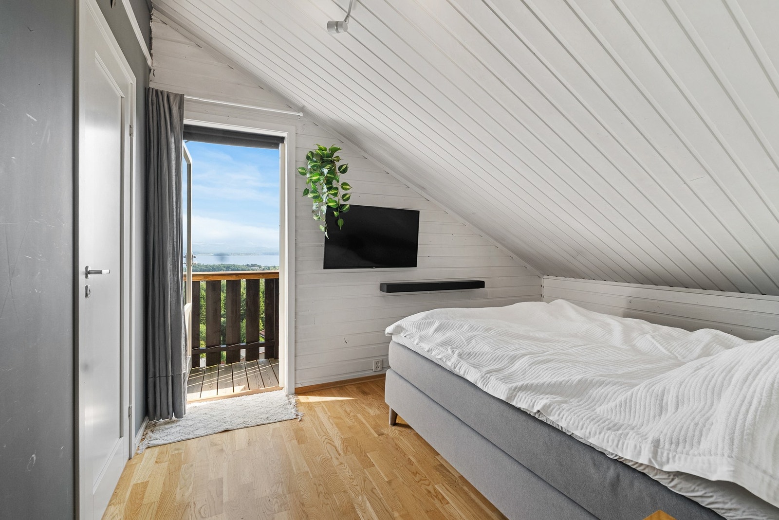 Soverommet har utgang til luftebalkong. Galleribilde