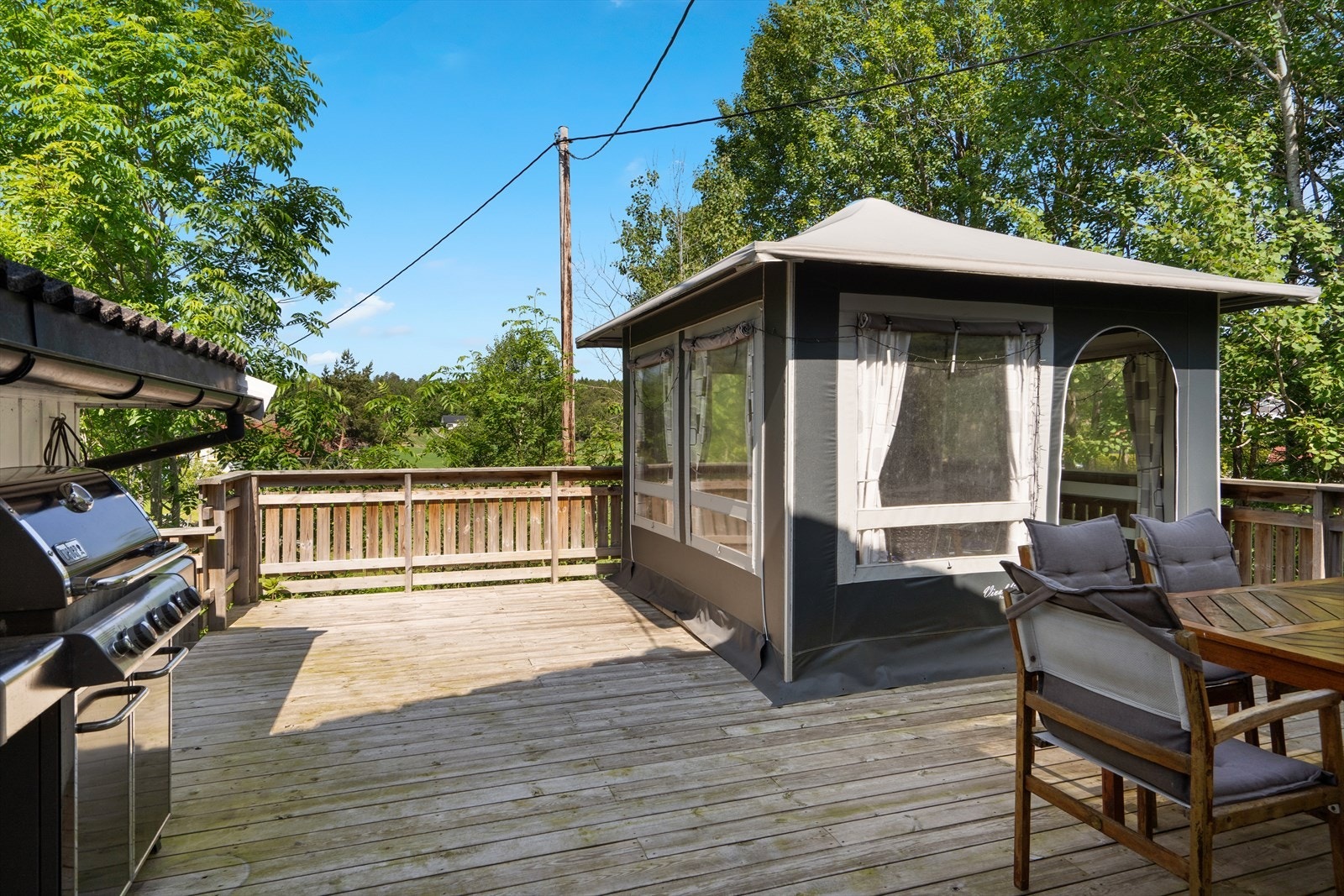 Terrassen har god plass og er på ca. 45 kvm. Fra terrassen er det trapp ned til utvendig bod, som er praktisk for lagring av hageputer og sommermøbler Galleribilde