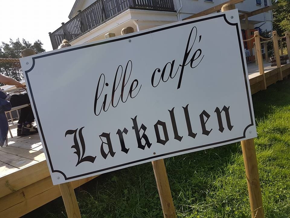 Lille Cafe Larkollen ligger ved båthavna på Teibern (Privat foto Gjengitt med tillatelse fra eier) Galleribilde