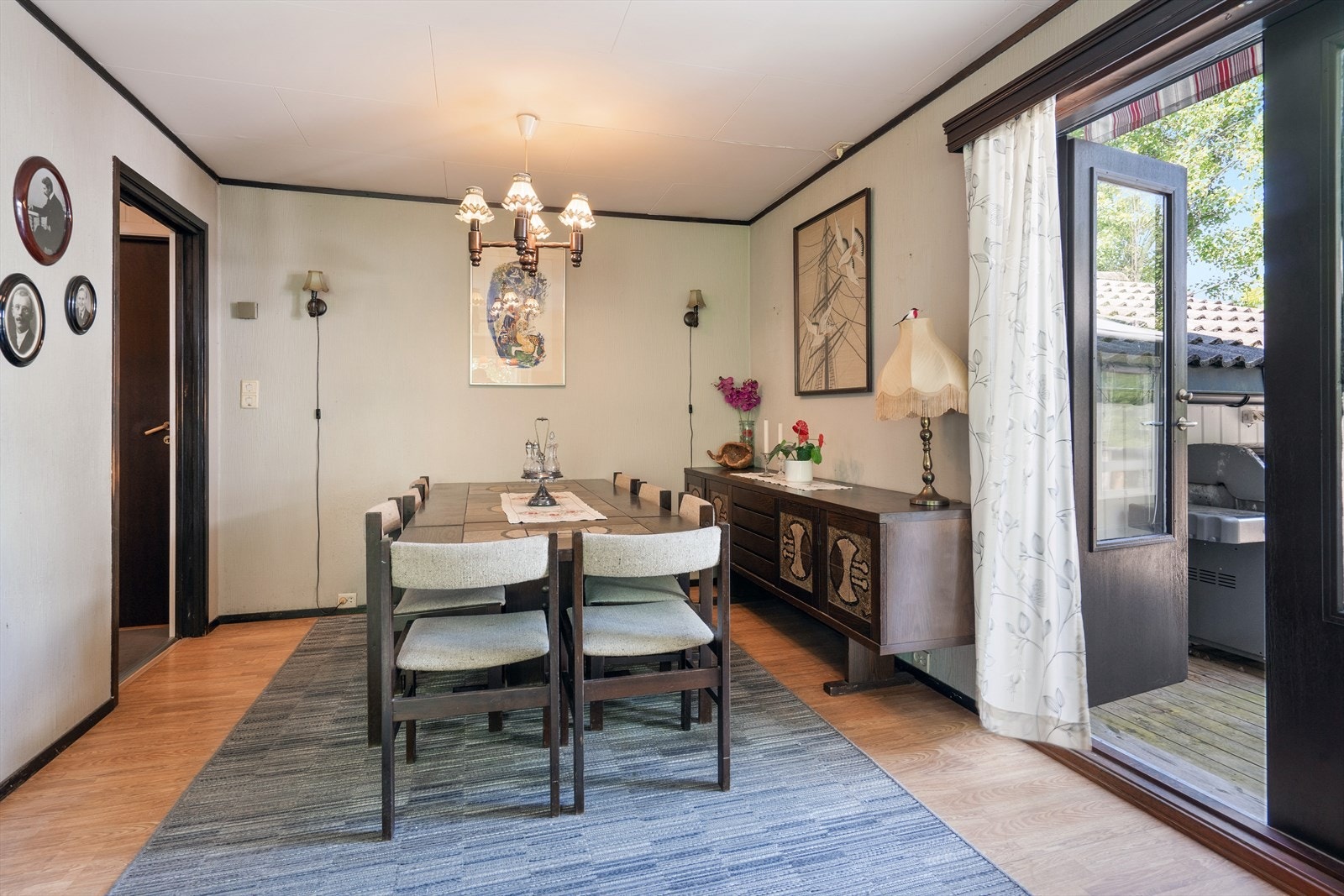 Fra stuen er det utgang til terrasseplatting Galleribilde