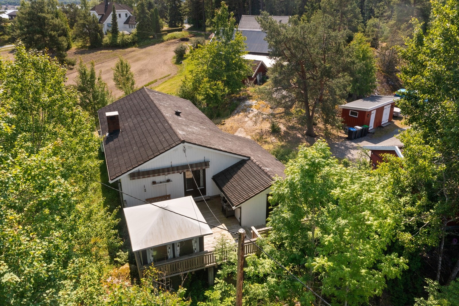 Eiendommen er omkranset av naturtomt bestående av gressarealer, litt fjell og noe skogsterreng Galleribilde
