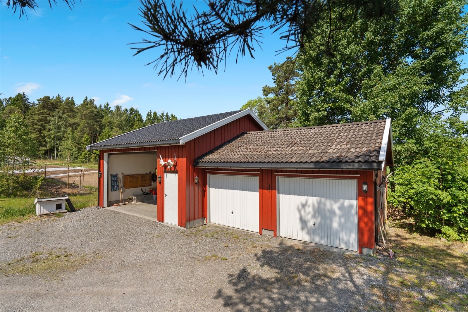 Den store garasjen ble oppført i 2013 Galleribilde
