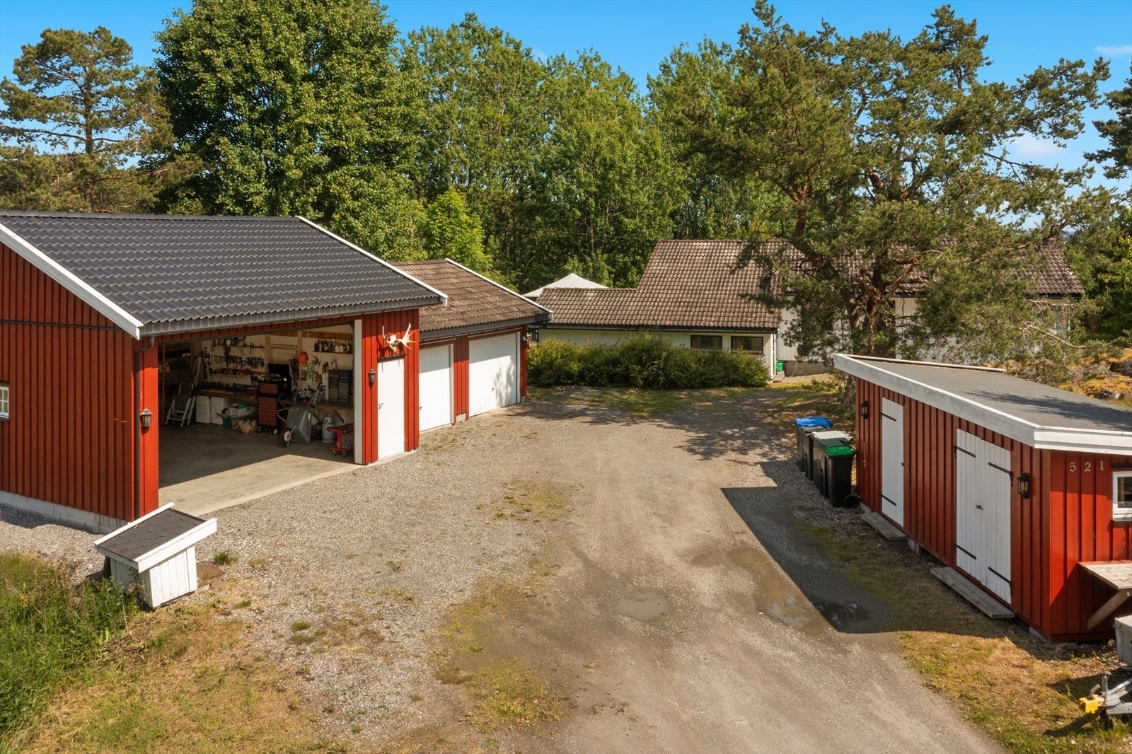 På eiendommen er det oppført dobbel garasje, garasje med verksted, vedbod, enebolig og anneks.jpg Galleribilde