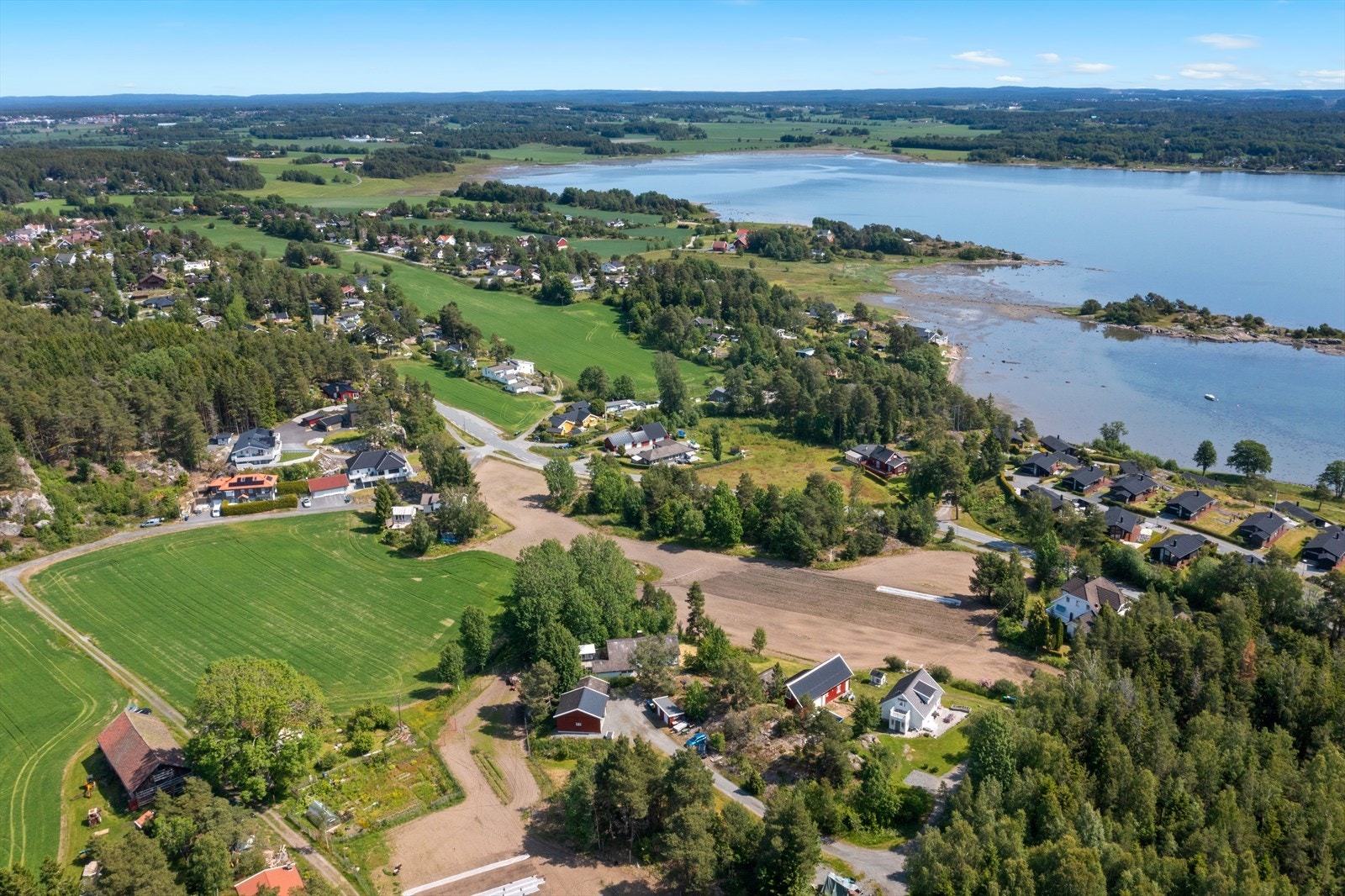Kurefjordveien 521, på Larkollen har en usjenert beliggenhet med nærhet til sjøen. Romslig tomt på over 4 mål Galleribilde