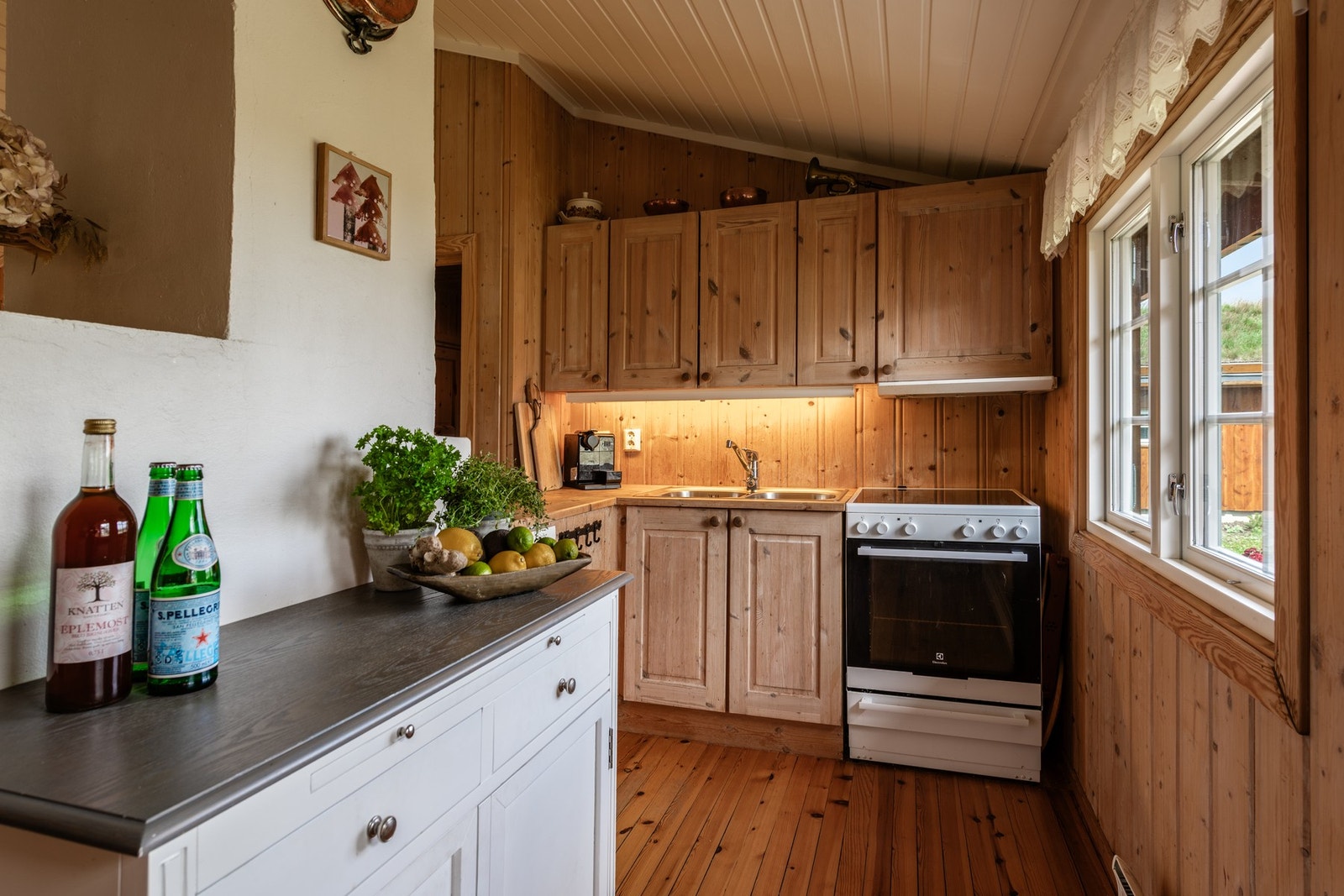 Hyggelig kjøkken med alt man trenger for å trylle frem de lekreste retter Galleribilde