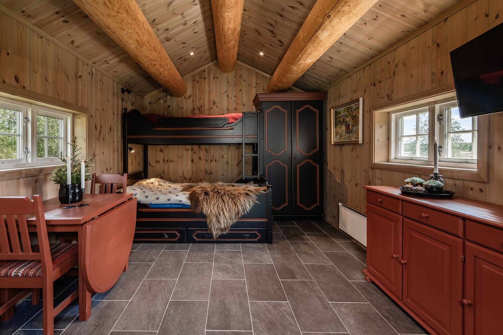 Flislagt gulv, tak og vegger med panel Galleribilde