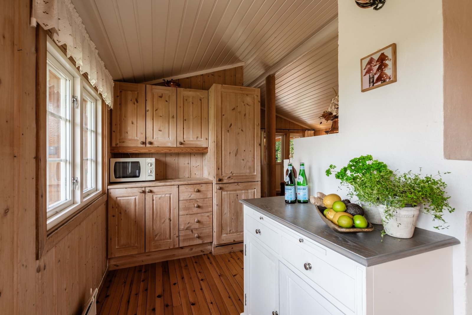 Kjøkkenet har kjøleskap, oppvaskmaskin og komfyr Galleribilde