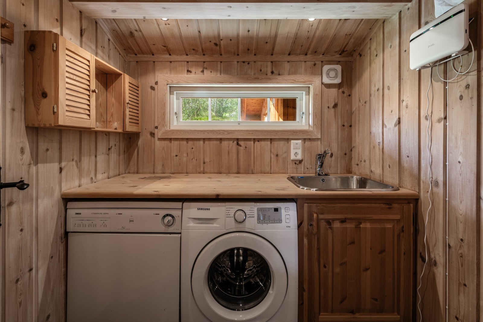 Vaskerom med flislagt gulv med elektriske varmekabler Galleribilde