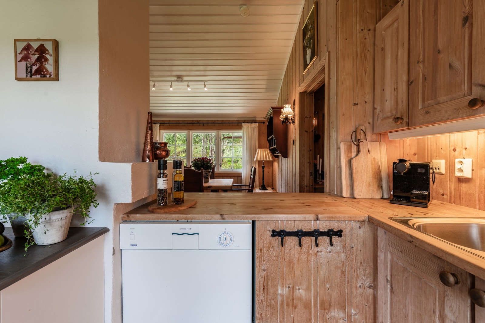 Kjøkkenet har profilerte fronter og benkeplate i heltre Galleribilde