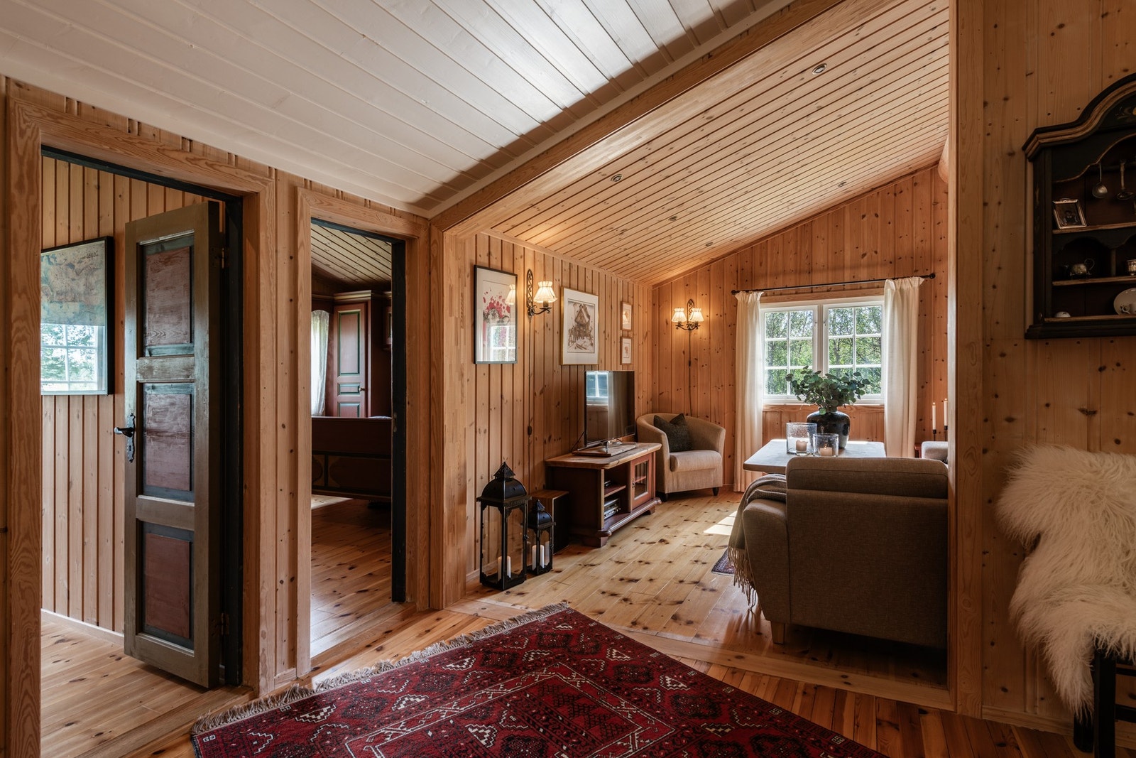 Fra spisestuen kommer du videre inn til stuen Galleribilde