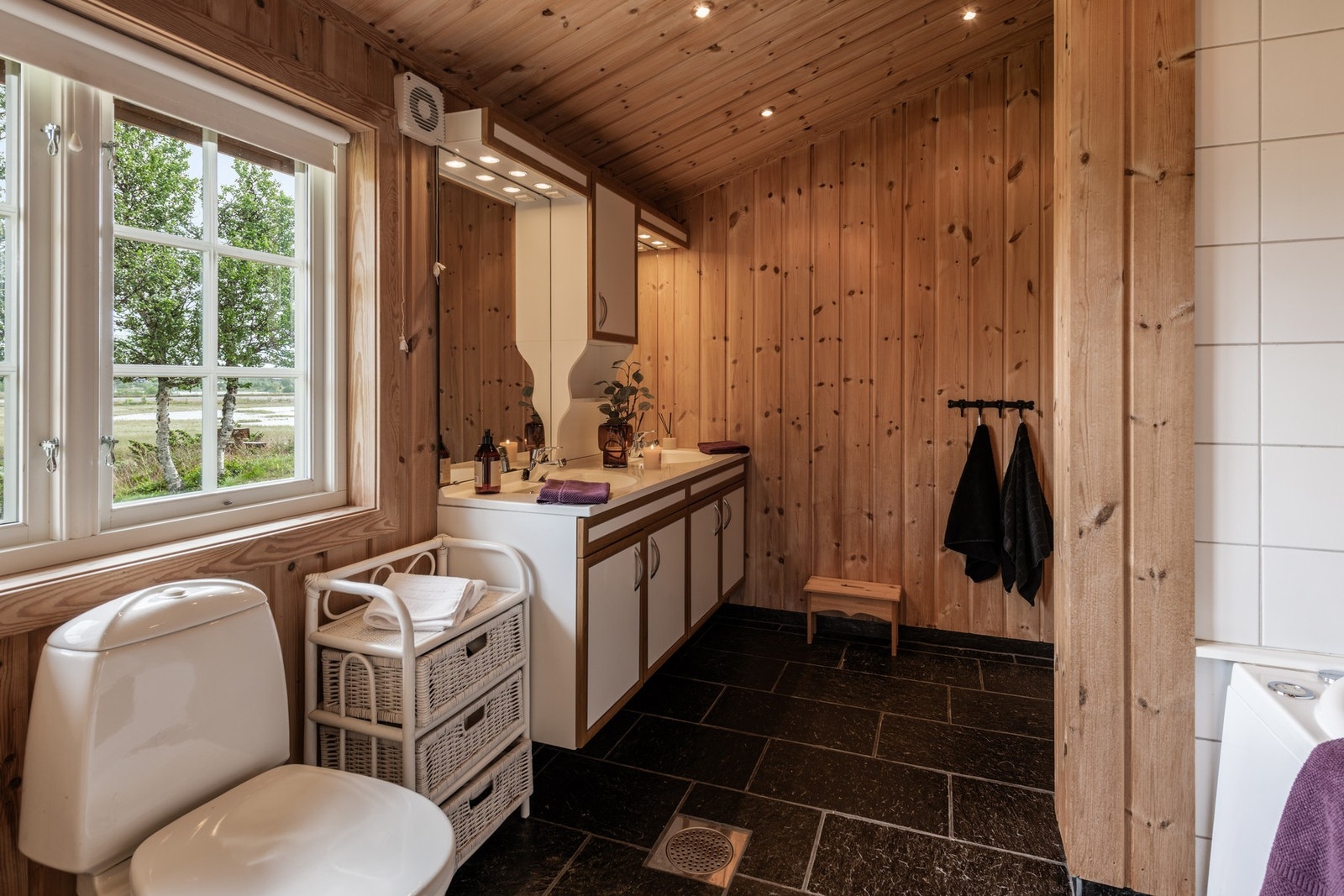 Badet har flislagt gulv med elektriske varmekabler Galleribilde