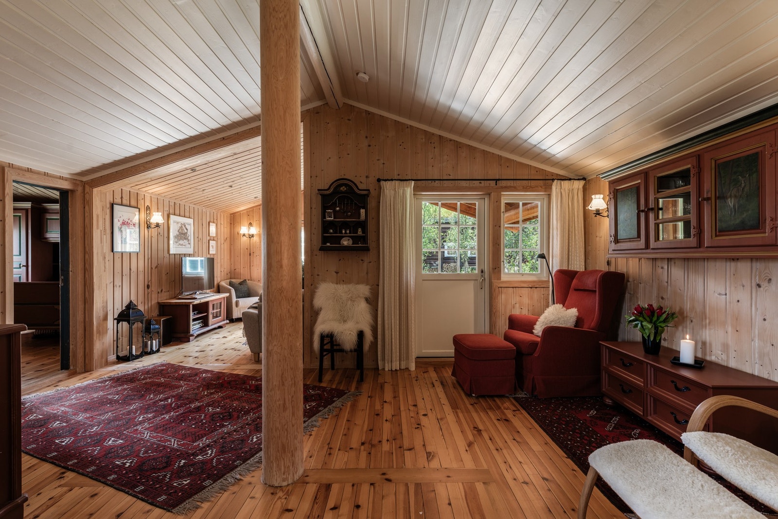 Fra spisestuen er det utgang til terrasse Galleribilde