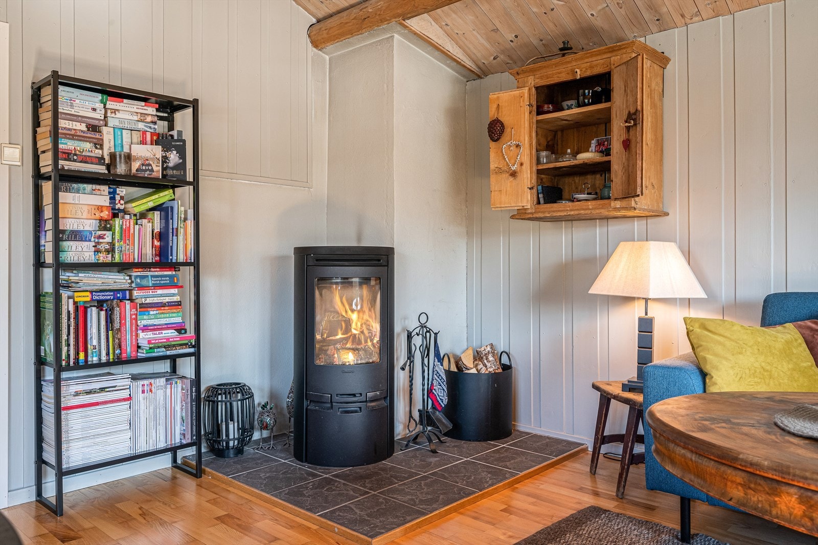 I stuen er det montert en peisovn som gir god varme og en lun atmosfære i rommet. Galleribilde
