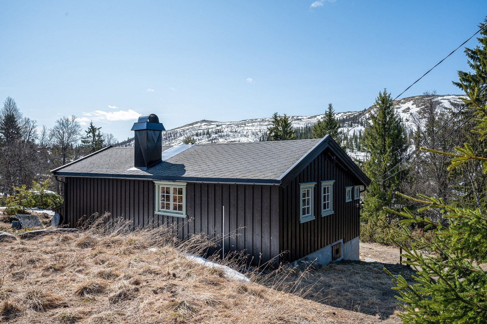 Ligger i landlige og naturskjønne omgivelser med flott utsikt og god solgang. Galleribilde