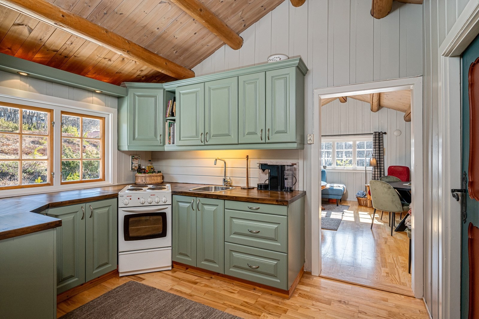 Kjøkkeninnredningen er malt opp i senere tid av nåværende eier. Galleribilde