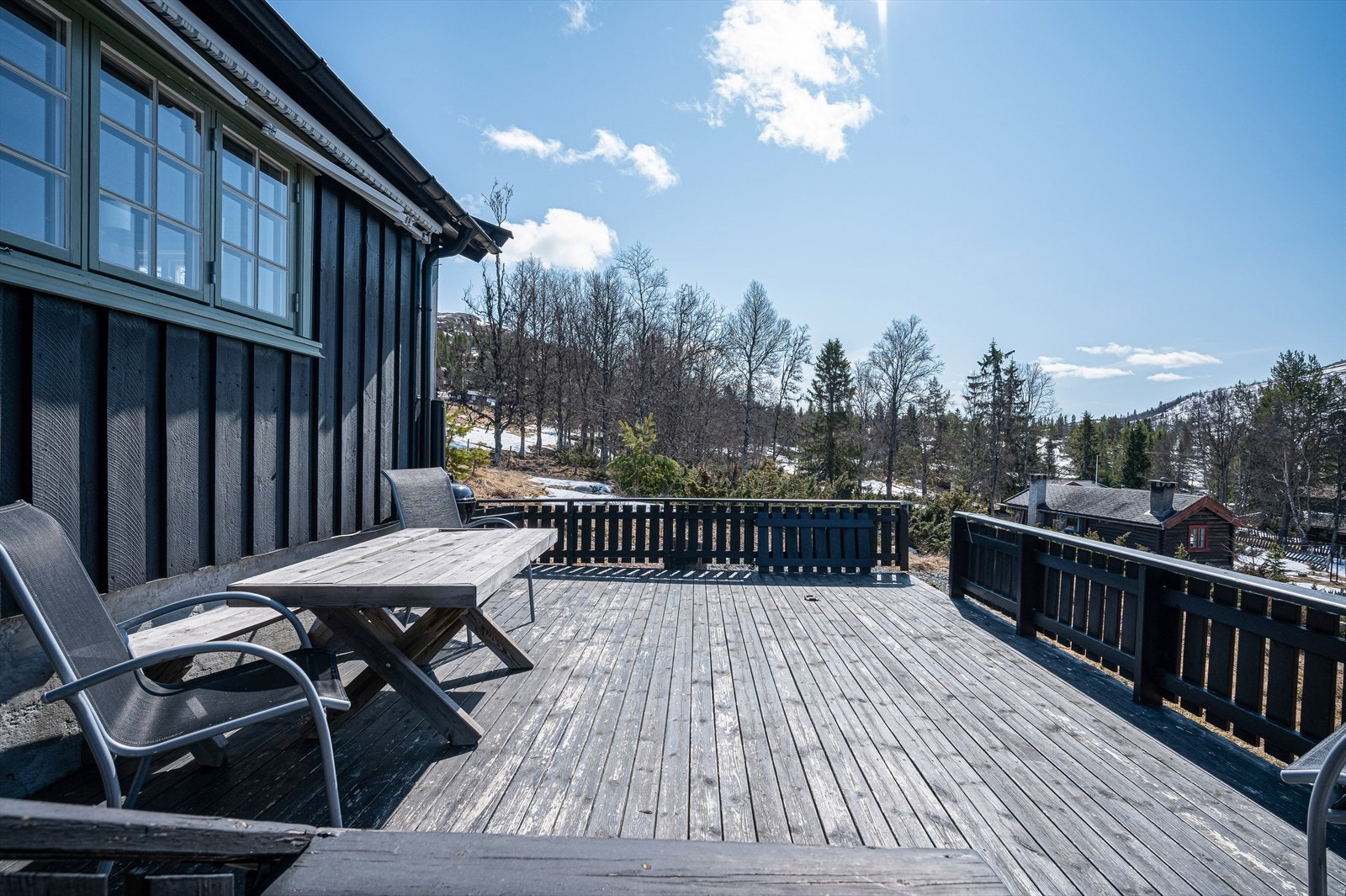 Stor terrasse med gode solforhold. Galleribilde