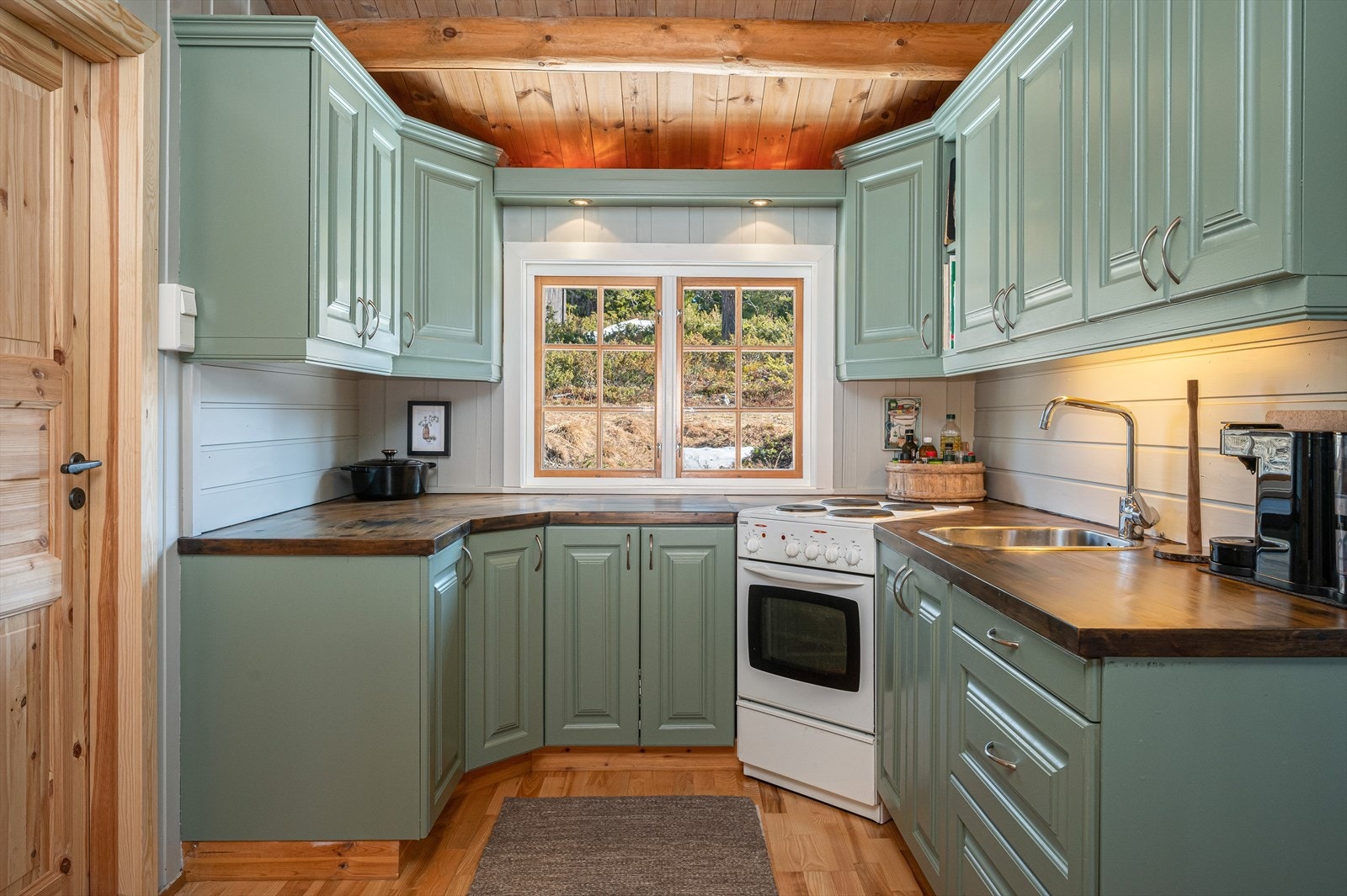 Romslig kjøkken som har innredning med profilerte fronter og heltre benkeplate. Galleribilde