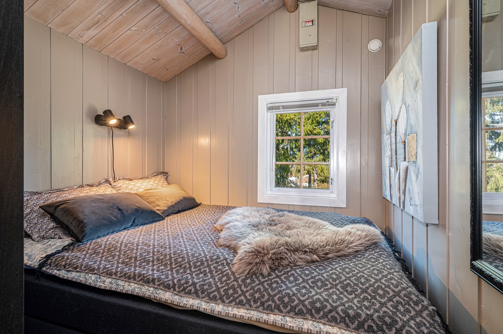 Lunt soverom malt i behagelige farger med plass til dobbeltseng og garderobeskap. Galleribilde