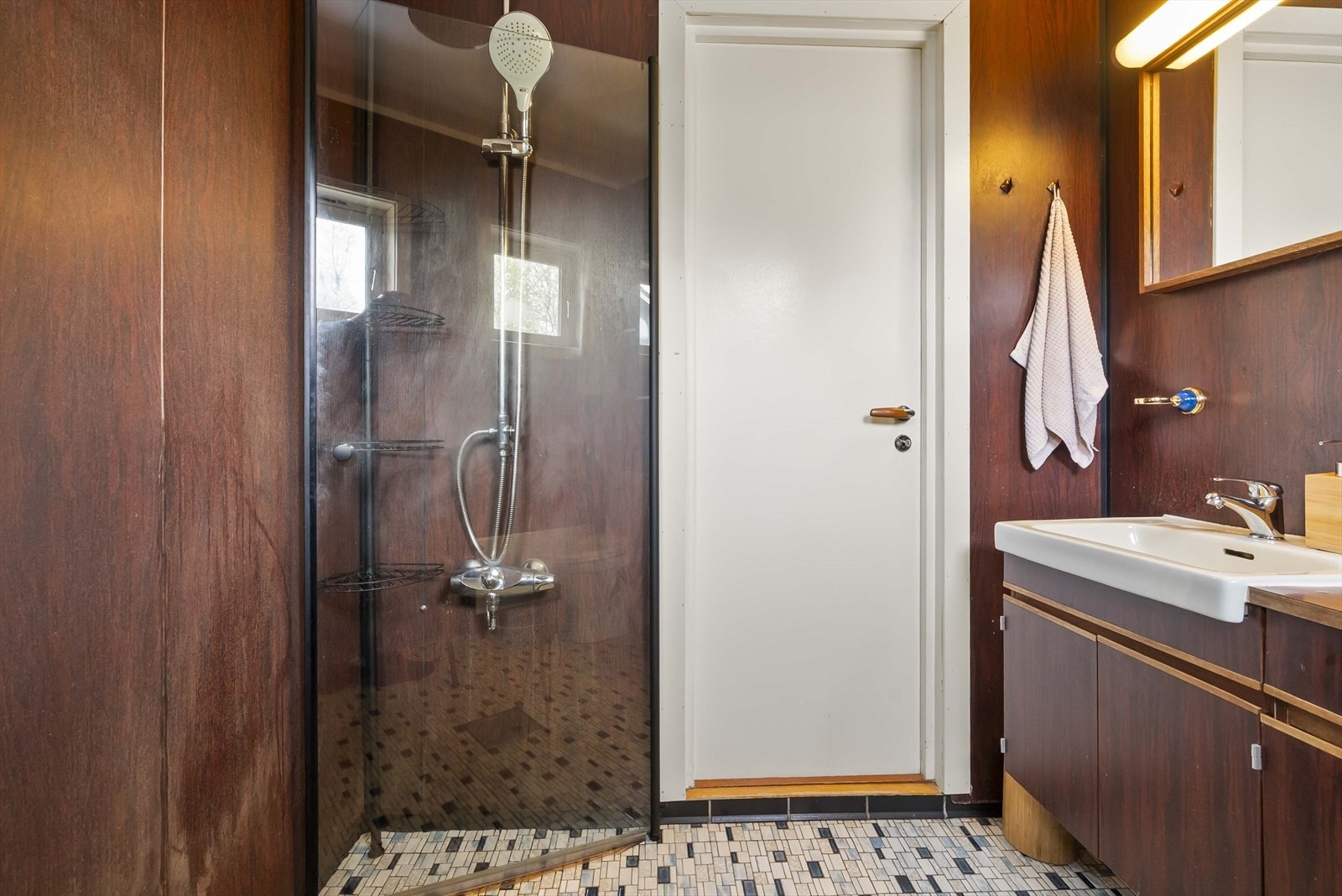 - Badet er innredet med servant, speil, toalett og dusj. Det er montert panelovn på vegg - Galleribilde