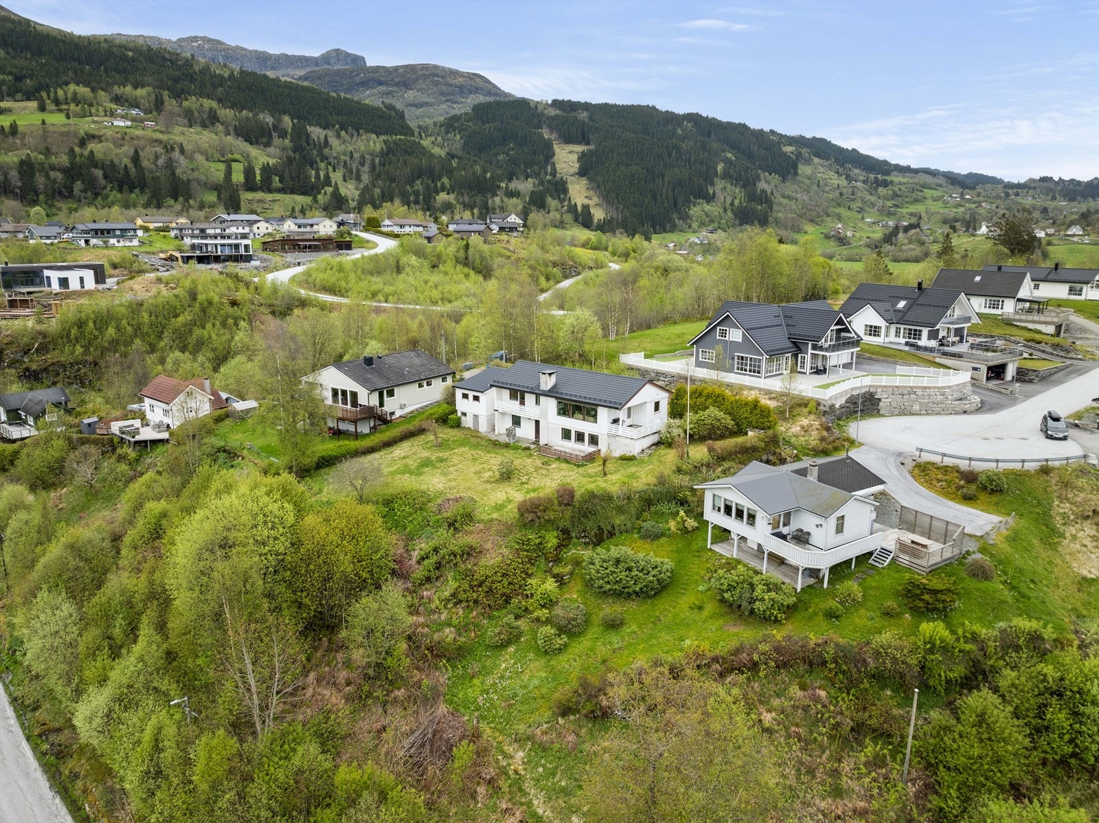 - Det er ca. 13 km til Sande samt kort avstand til dagligvarebutikk, skole og barnehage i Bygstad - Galleribilde