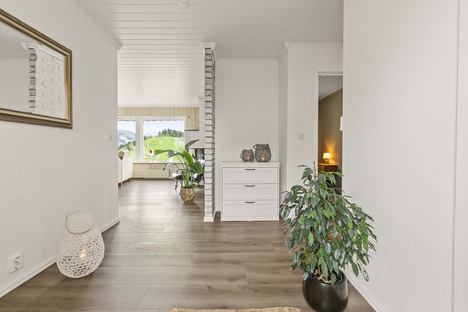 - En koselig entre med god plass til å henge fra seg yttertøy og sko - Galleribilde