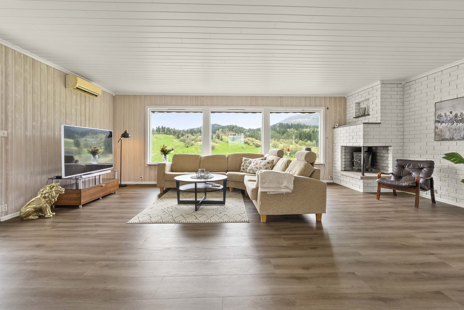 - En lys og åpen bolig som går over 2 plan og har nydelig utsikt over Dalsfjorden - Galleribilde