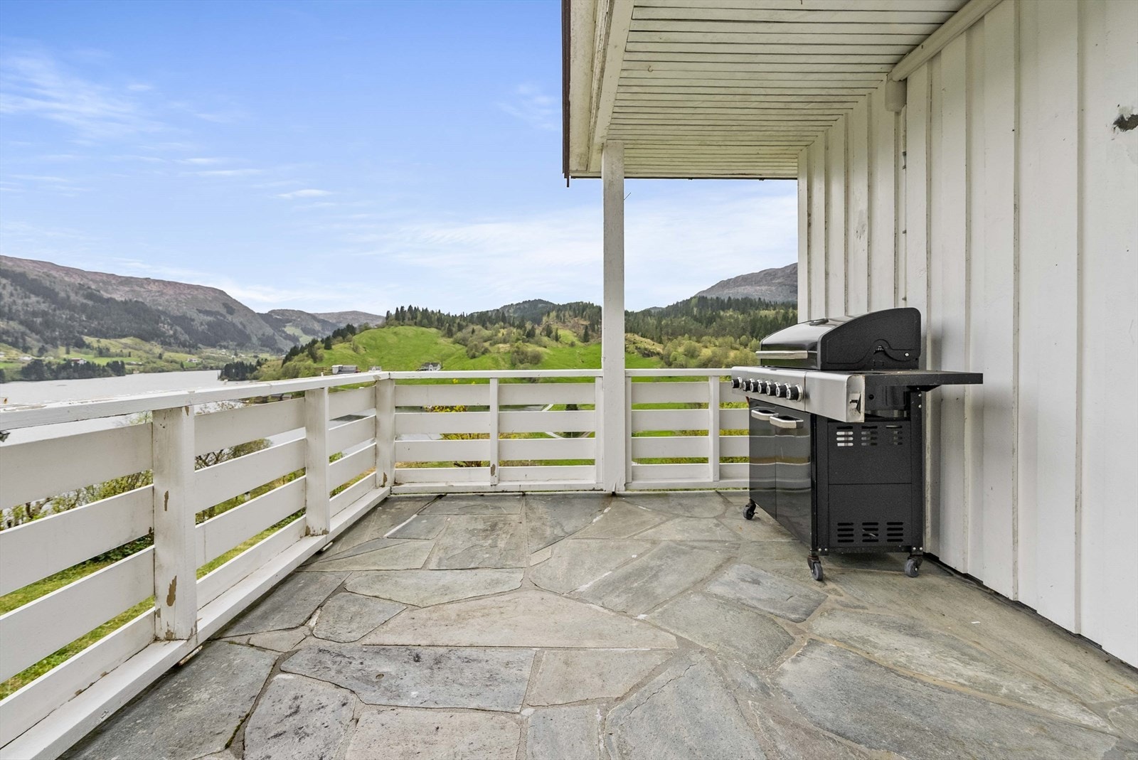 - Veranda med utgang fra stue på hovedplan. Balkongdør er byttet i 2016 - Galleribilde