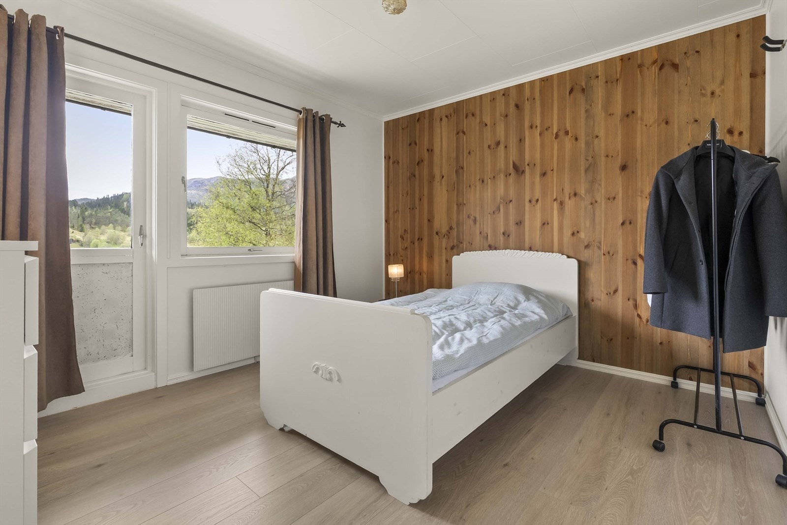 - Hovedsoverom med plass til dobbeltseng og garderobe - Galleribilde