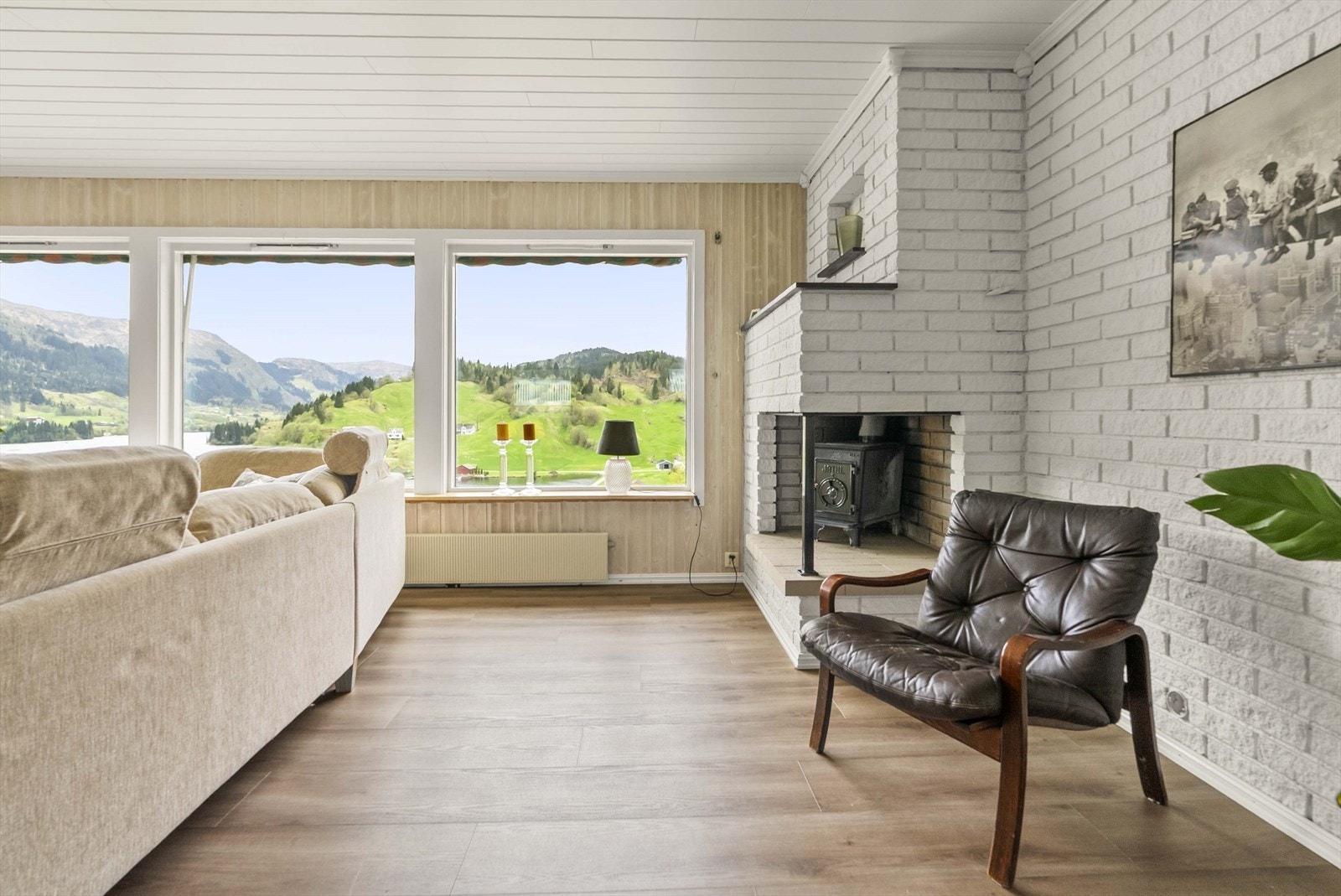 - Stuen har peis og varmepumpe som oppvarming - Galleribilde