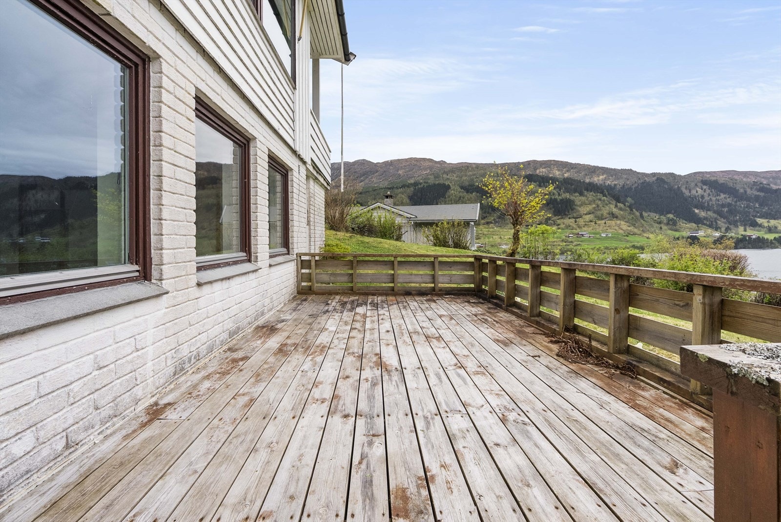 - Utgang fra kjellerstue til terrasse på ca. 19 kvm - Galleribilde