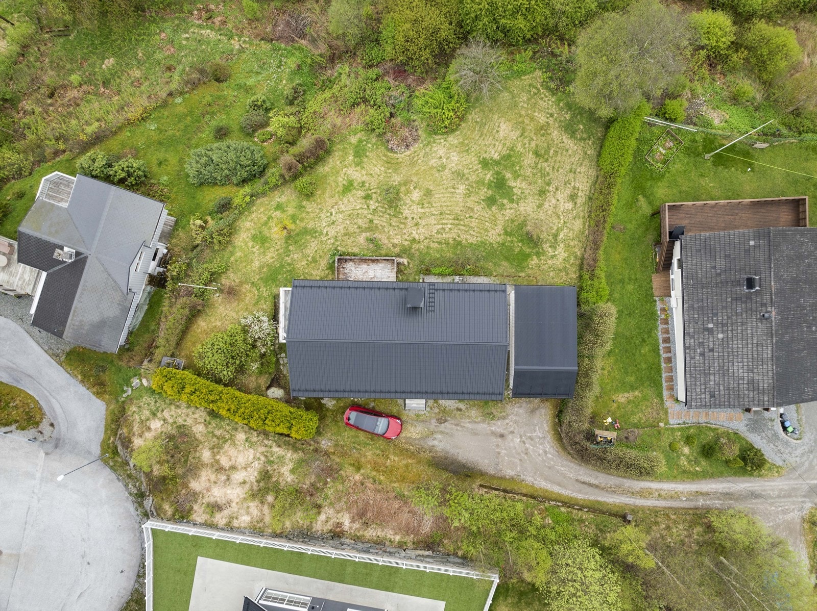 - Det er parkeringsplass i garasje ellers på eiendommens tun - Galleribilde